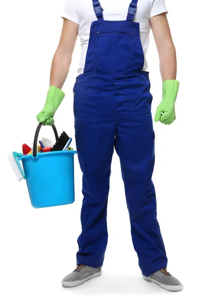 Homem segurando balde com equipamento de limpeza — Fotografia de Stock
