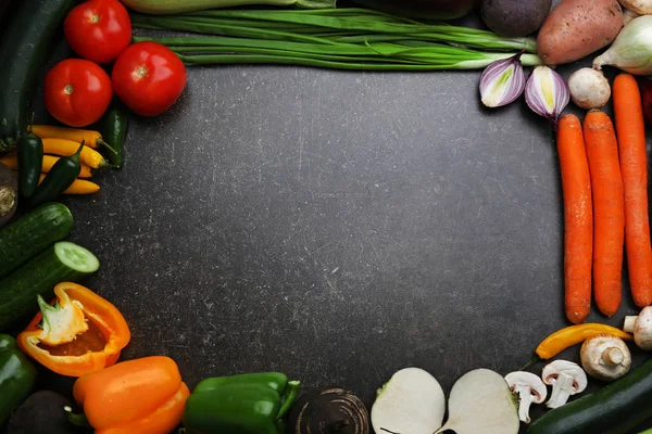 Νωπά λαχανικά σε γκρι φόντο — Φωτογραφία Αρχείου