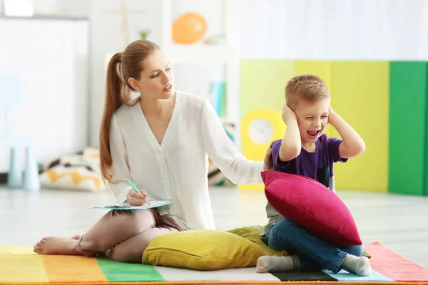 Jonge vrouwelijke psycholoog — Stockfoto