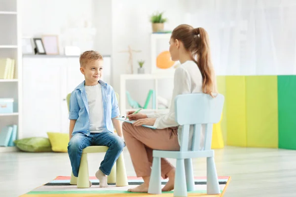 Jonge vrouwelijke psycholoog — Stockfoto