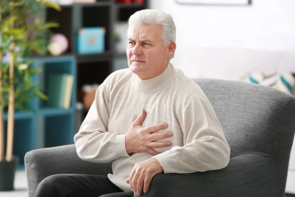 Homme âgé ayant des douleurs cardiaques — Photo