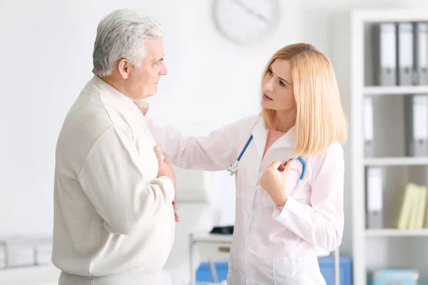 Äldre patienten klagar läkare — Stockfoto