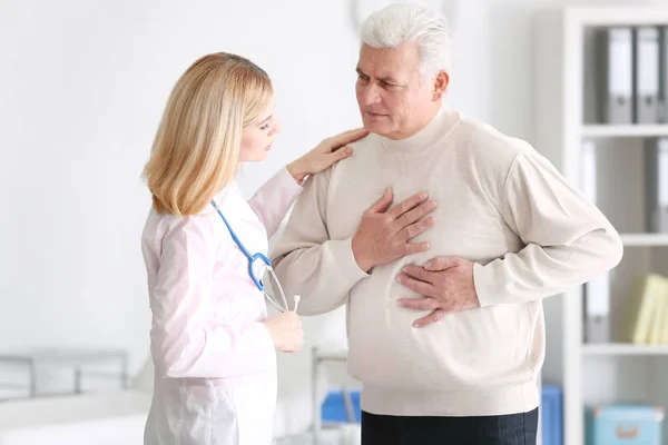 Patient âgé se plaignant au médecin — Photo