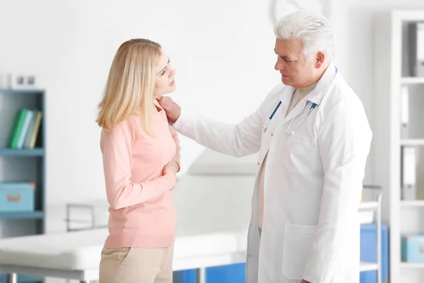 Young woman complaining to doctor — Stock Photo, Image