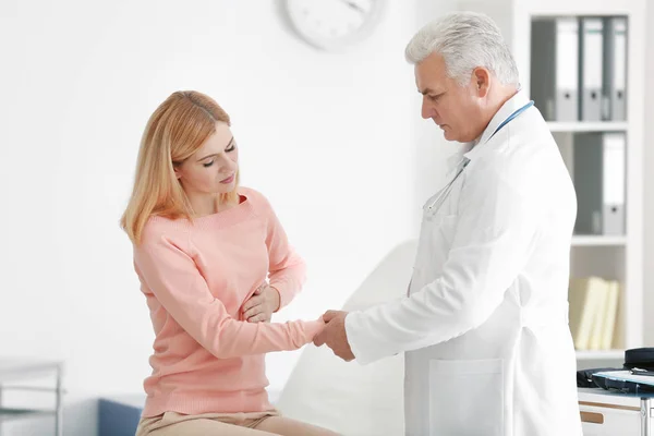 Doctor measuring pulse of patient — Stock Photo, Image