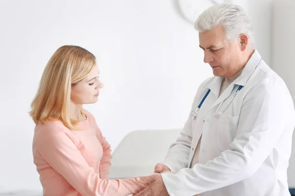 Médico midiendo el pulso del paciente — Foto de Stock