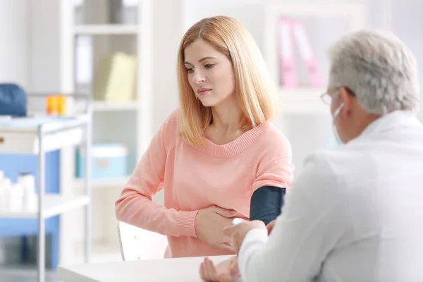 Médecin mesurant la pression artérielle du patient — Photo