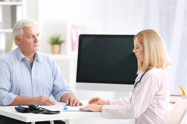 Doctor showing analysis result to man — Stock Photo, Image