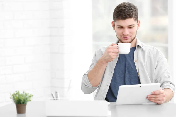 Красивий молодий чоловік п'є каву вдома — стокове фото