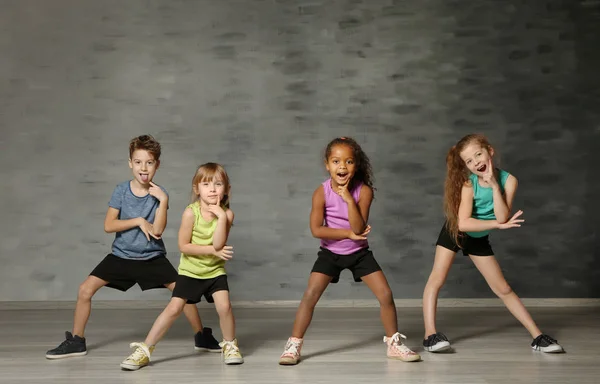 Bonito Crianças Engraçadas Estúdio Dança — Fotografia de Stock