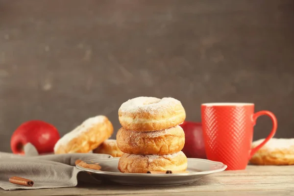 Plaat met heerlijke donuts — Stockfoto