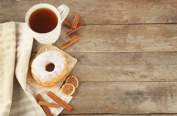 Heerlijke zelfgemaakte donut met suiker poeder — Stockfoto