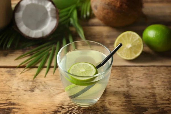 Glass of coconut water with lime — Stock Photo, Image