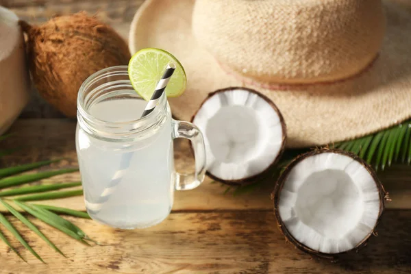 Pot de maçon avec de l'eau de coco — Photo