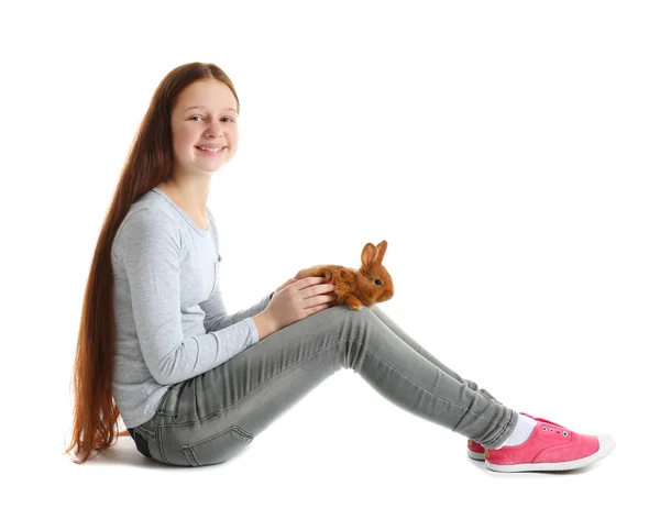 かわいい女の子ホールディング ウサギ — ストック写真