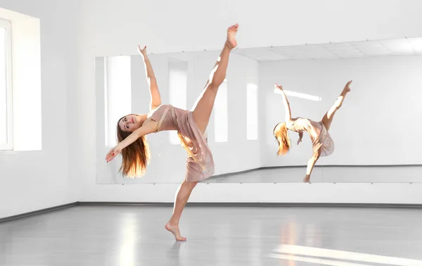 Bela jovem dançando em estúdio — Fotografia de Stock