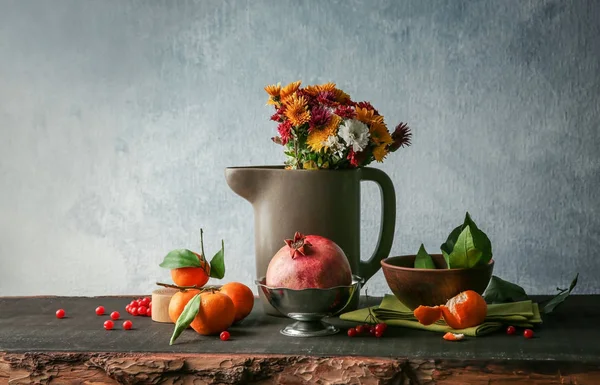 Frutas y flores sobre mesa de madera —  Fotos de Stock