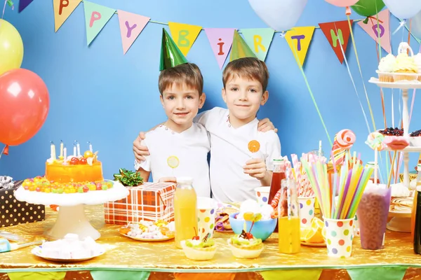 Маленькі близнюки святкують день народження — стокове фото