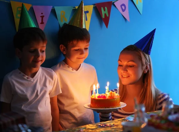 Madre Con Pastel Cumpleaños Para Gemelos Lindos Fiesta —  Fotos de Stock