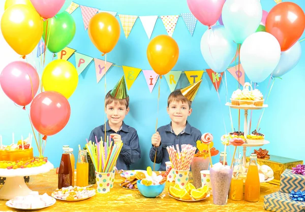 Pequenos gêmeos comemorando aniversário — Fotografia de Stock