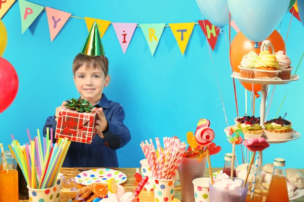 Cute Γενέθλια Αγόρι Παρόν Στο Πάρτι — Φωτογραφία Αρχείου