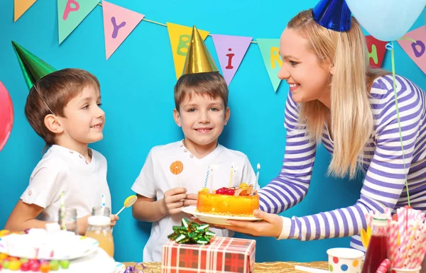 Moeder Met Cake Van Kindverjaardag Voor Schattige Tweeling Feestje — Stockfoto