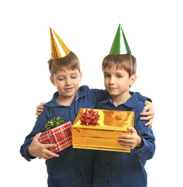 Leuke verjaardag jongens met cadeautjes — Stockfoto