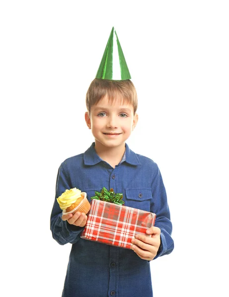 Leuke Verjaardag Jongen Met Lekkere Cupcake Heden Witte Achtergrond — Stockfoto