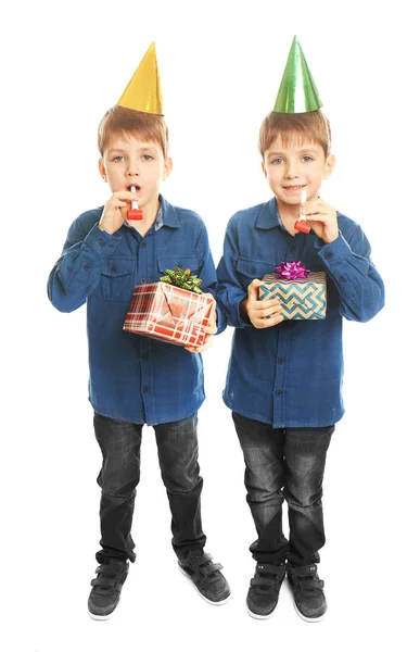 Verjaardag jongens met partij fluitjes en presenteert — Stockfoto