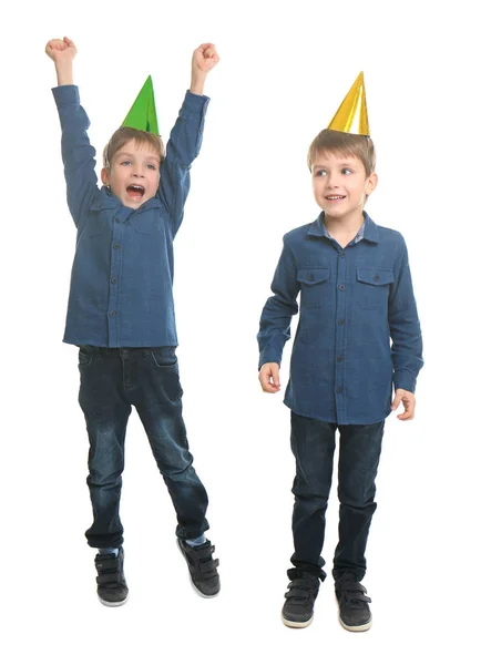 Ragazzi carini con cappelli di compleanno — Foto Stock