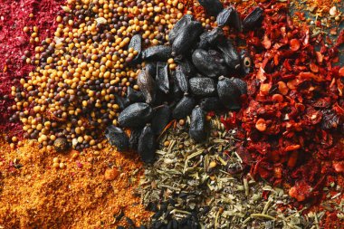 Farklı aromalı baharat karışımı 