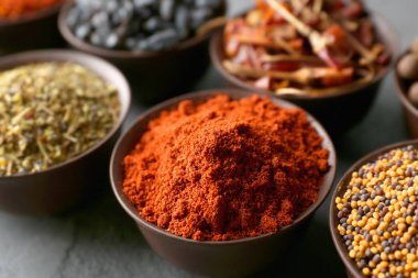 kase içinde farklı baharatlar 