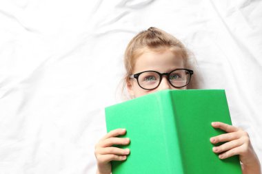 Beyaz sayfalarda yalan kitap ile şirin kız