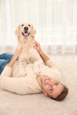 köpekli yakışıklı adam