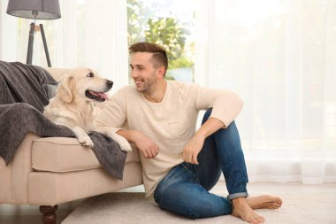 köpekli yakışıklı adam