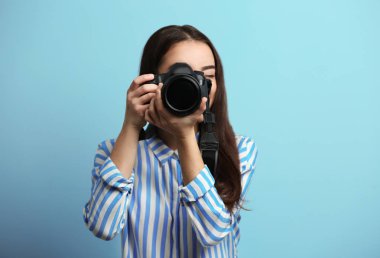 Güzel genç fotoğrafçı renk arka plan üzerinde