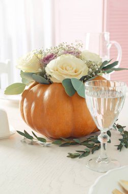 taze çiçekler ve kabak 