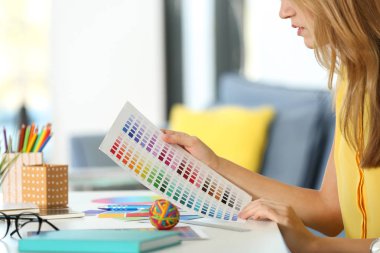 Ofiste çalışan genç yaratıcı tasarımcı