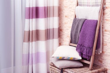 tuğla duvar yakınındaki dekoratif elemanlar