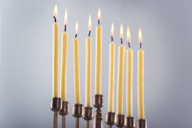 Yedi Kollu Şamdan mumlar için Hanukkah ile