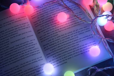 kitap ve güzel garland