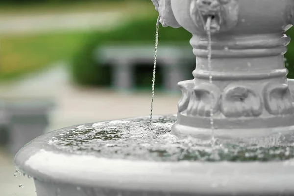 Vodou vytékající z fontány — Stock fotografie