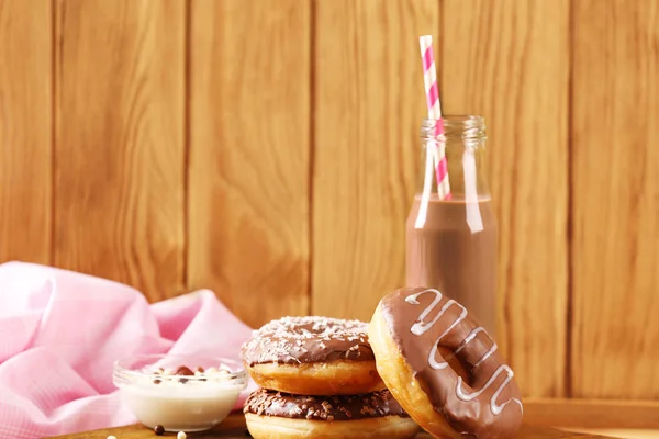 Lekkere donuts met cacao drankje — Stockfoto