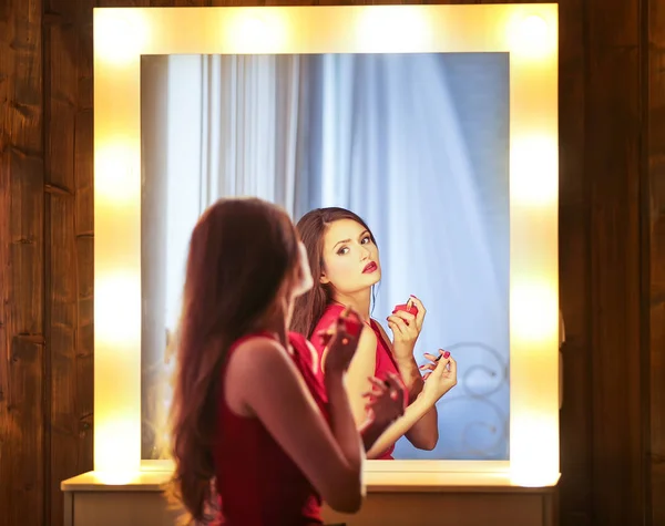 Hermosa chica aplicando cosméticos — Foto de Stock