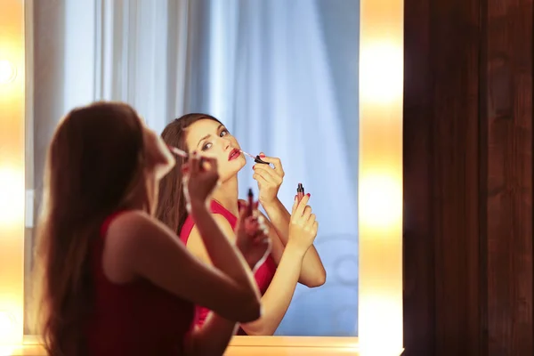 Beautiful girl applying cosmetics — Stock Photo, Image