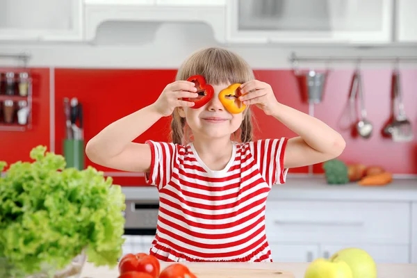 Petite fille jouant avec des légumes — Photo