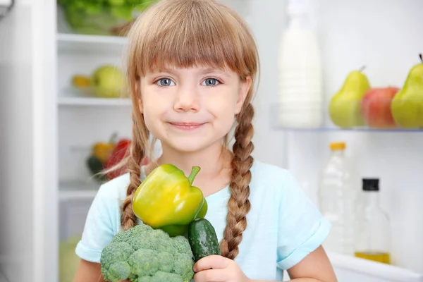 Menina pequena com legumes — Fotografia de Stock