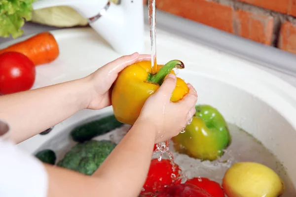 Chica lavado verduras —  Fotos de Stock