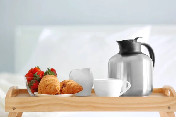 Vassoio con fragole, croissant e caffè — Foto Stock