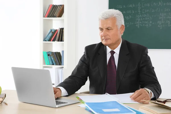 Professor sênior com laptop — Fotografia de Stock